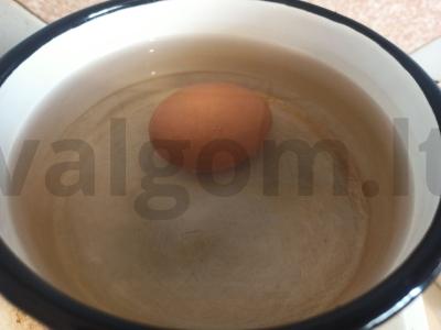 Salotas su sūriu, kiaušiniu ir marinuotais grybais Žingsnis 1