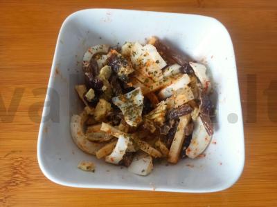 Salotas su sūriu, kiaušiniu ir marinuotais grybais pagrindine nuotrauka