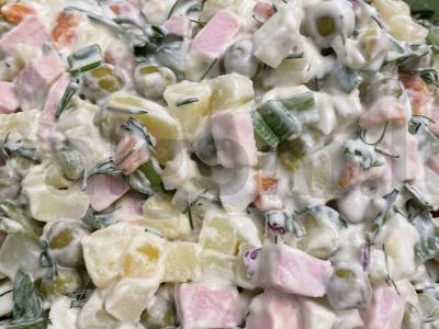 Olivje su šviežiais žalumynais pagrindine nuotrauka