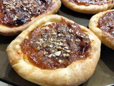 Galetė su obuolių džemu ir riešutų trupiniais pagrindine nuotrauka