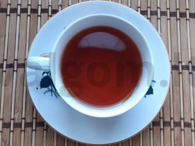 Juodasis arbata su jazminais ir obuoliu pagrindine nuotrauka