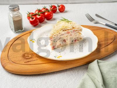 Sluoksniuotas tortas-salotas su vištiena pagrindine nuotrauka