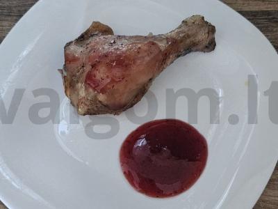 Vištiena su spanguolių padažu pietums pagrindine nuotrauka