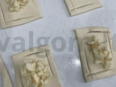 Sluoksniuotos bandelės su obuoliais ir sūriu Žingsnis 4