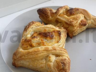 Sluoksniuotos bandelės su obuoliais ir sūriu pagrindine nuotrauka