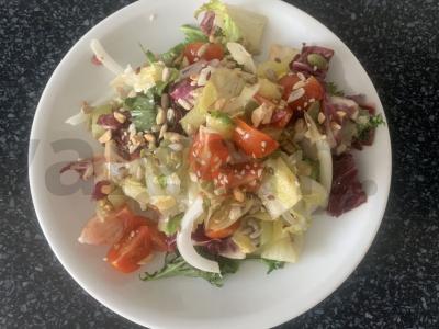 Šviežių daržovių salotas „Vitamininis“ pagrindine nuotrauka