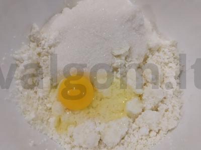 Švelnūs varškės keksiukai su manų kruopomis ir razinomis Žingsnis 1