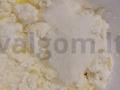 Švelnūs varškės keksiukai su manų kruopomis ir razinomis Žingsnis 2