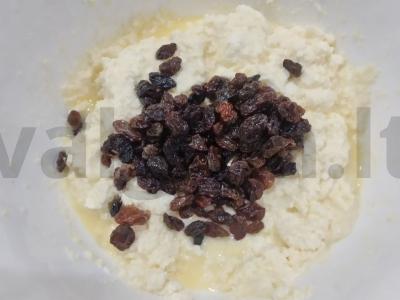 Švelnūs varškės keksiukai su manų kruopomis ir razinomis Žingsnis 3