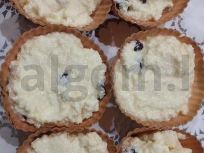 Švelnūs varškės keksiukai su manų kruopomis ir razinomis Žingsnis 4