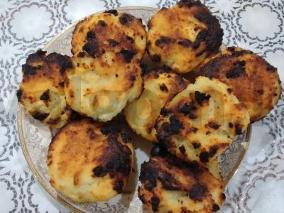 Švelnūs varškės keksiukai su manų kruopomis ir razinomis pagrindine nuotrauka