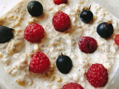 Skani avižinė košė su uogomis be virimo pagrindine nuotrauka