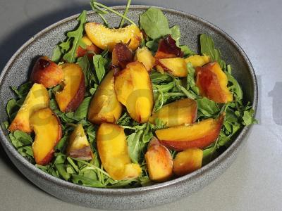 Salotas su kumpiu ir persikais prie šampano Žingsnis 4