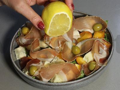 Salotas su kumpiu ir persikais prie šampano Žingsnis 8