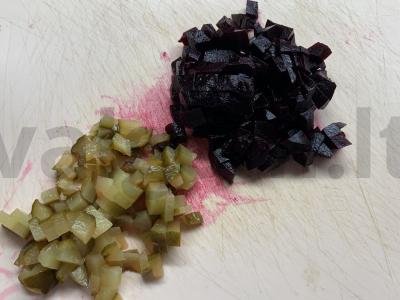 Salotos su burokėliais, avokadu, agurkais ir svogūnais Žingsnis 1