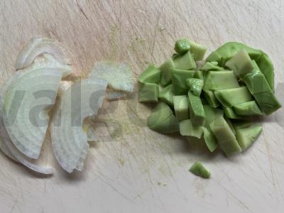 Salotos su burokėliais, avokadu, agurkais ir svogūnais Žingsnis 2