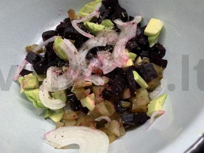 Salotos su burokėliais, avokadu, agurkais ir svogūnais Žingsnis 3