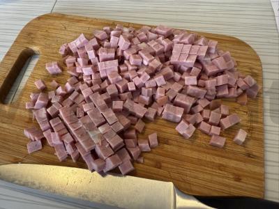 Salotas su dešrainių sūriu ir kumpiu Žingsnis 1