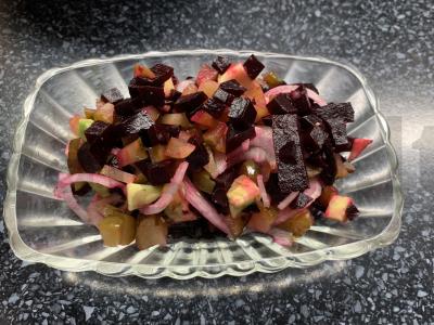 Salotos su burokėliais, avokadu, agurkais ir svogūnais pagrindine nuotrauka