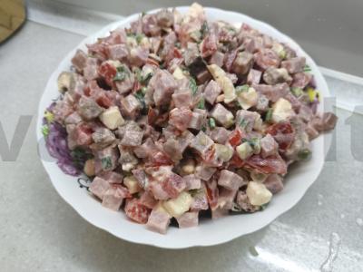 Salotas su dešrainių sūriu ir kumpiu pagrindine nuotrauka