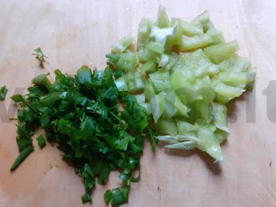 Užkandis lavaše su vištienos kiaušiniu, sūriu, paprikomis ir žolelėmis Žingsnis 2