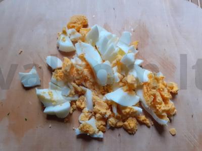 Užkandis lavaše su vištienos kiaušiniu, sūriu, paprikomis ir žolelėmis Žingsnis 3