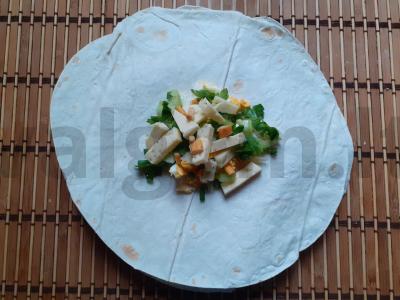 Užkandis lavaše su vištienos kiaušiniu, sūriu, paprikomis ir žolelėmis Žingsnis 4