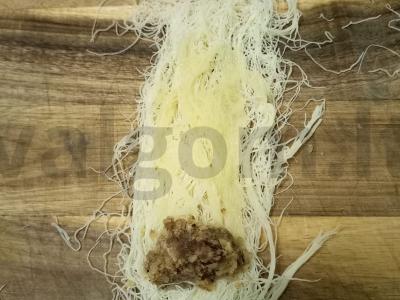 Kataifi tešlos ritinėliai su graikiniais riešutais Žingsnis 4