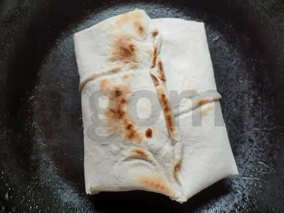 Užkandis lavaše su vištienos kiaušiniu, sūriu, paprikomis ir žolelėmis Žingsnis 6