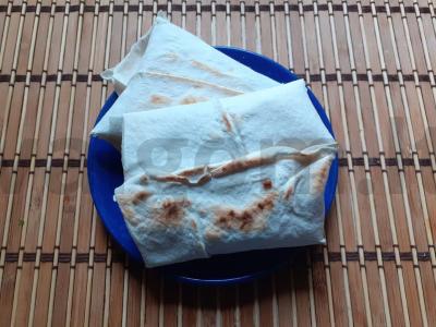 Užkandis lavaše su vištienos kiaušiniu, sūriu, paprikomis ir žolelėmis pagrindine nuotrauka