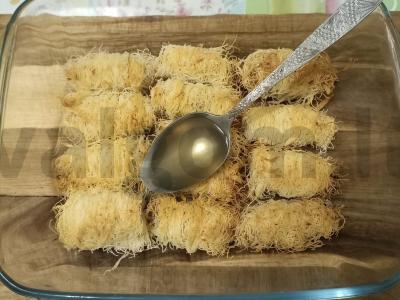 Kataifi tešlos ritinėliai su graikiniais riešutais Žingsnis 8