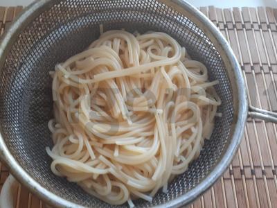 Spagečiai su sūriu, alyvuogėmis ir paprika Žingsnis 1