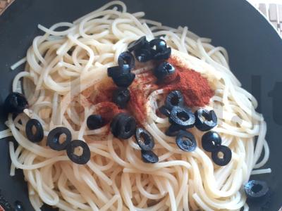 Spagečiai su sūriu, alyvuogėmis ir paprika Žingsnis 3