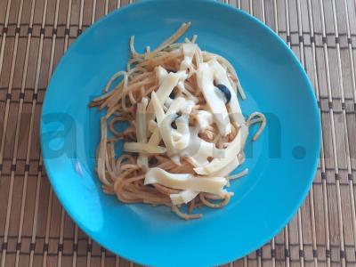 Spagečiai su sūriu, alyvuogėmis ir paprika pagrindine nuotrauka