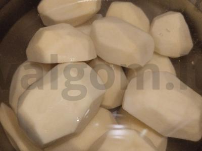 Bulvių košė su žaliu svogūnu ir mocarela Žingsnis 1