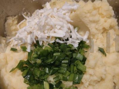 Bulvių košė su žaliu svogūnu ir mocarela Žingsnis 6