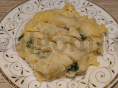 Bulvių košė su žaliu svogūnu ir mocarela pagrindine nuotrauka