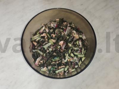 Salotos su jūros kopūstais ir karštu rūkytu lašiša pagrindine nuotrauka