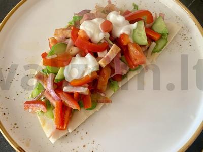 Tortilija su daržovėmis, kalakutiena ir mocarela pusryčiams pagrindine nuotrauka