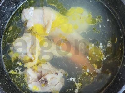 Sotūs vištienos sultinio sriuba su makaronais Žingsnis 2