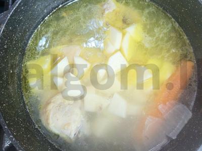 Sotūs vištienos sultinio sriuba su makaronais Žingsnis 3