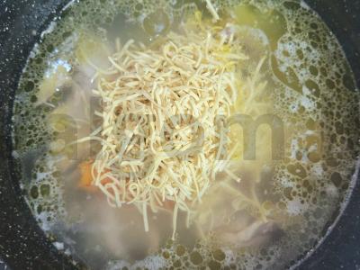 Sotūs vištienos sultinio sriuba su makaronais Žingsnis 5