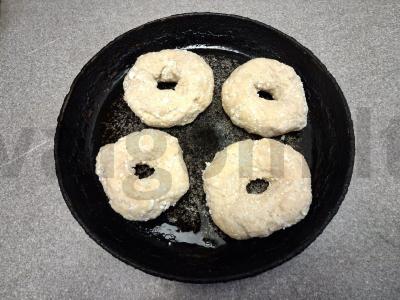 Varškės bageliai su rūkytomis dešrelėmis Žingsnis 5