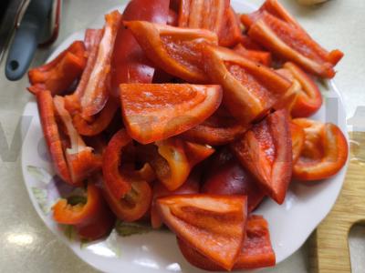 Raudonųjų pipirų lečo su svogūnais Žingsnis 2