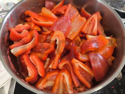 Raudonųjų pipirų lečo su svogūnais Žingsnis 4