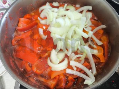 Raudonųjų pipirų lečo su svogūnais Žingsnis 5