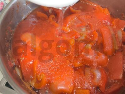 Raudonųjų pipirų lečo su svogūnais Žingsnis 6