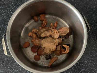 Gėrimas iš kompotų mišinio, slyvų ir citrinos Žingsnis 1