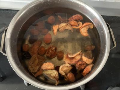 Gėrimas iš kompotų mišinio, slyvų ir citrinos Žingsnis 2