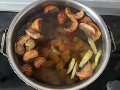 Gėrimas iš kompotų mišinio, slyvų ir citrinos Žingsnis 4